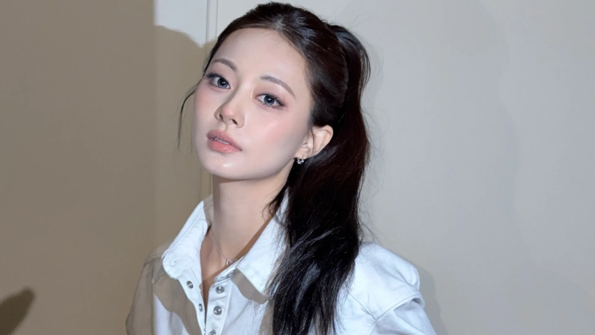 TZUYU lanzó un avión de papel por un aro y TWICE celebró con locura